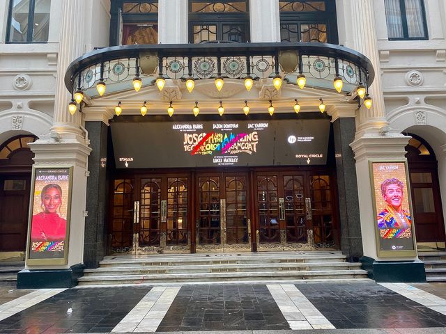 Fachada del teatro London Palladium, en Londres, con su marquesina iluminada