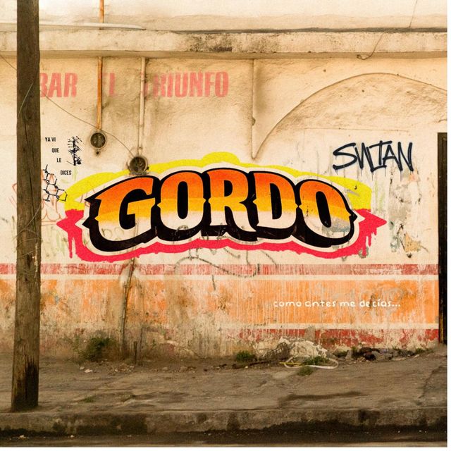 Portada de «gordo», de Sultán: la palabra «GORDO» pintada en grafiti sobre una pared desgastada