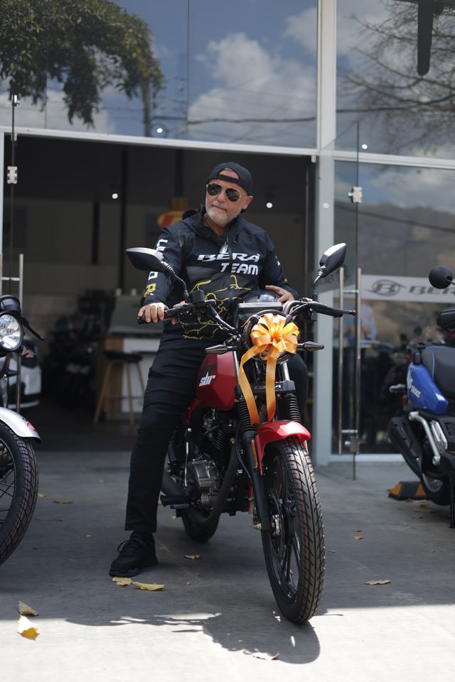Elías Beirouti sobre una motocicleta Bera roja con un lazo dorado