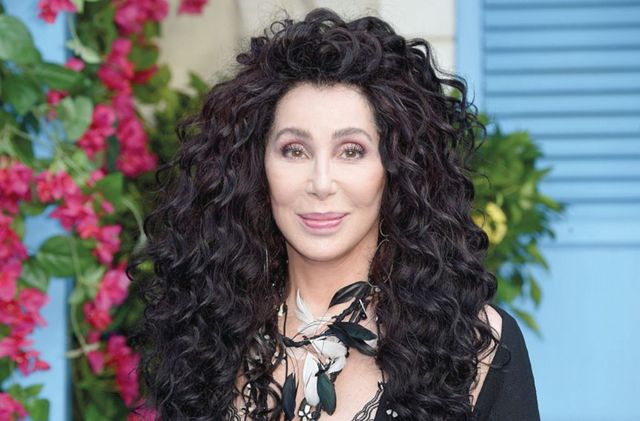 Cher muestra un diamante y surgen los comentarios