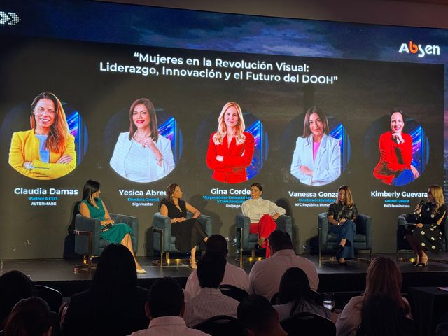Panelistas del conversatorio Mujeres en la Revolución Visual en el Absen Forum Santo Domingo 2026