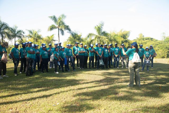 Los voluntarios reunidos en el terreno antes de comenzar la siembra