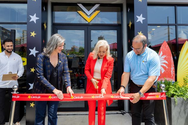 Mónica Cabrera Pérez, Maureen Brown y Julio Sánchez Capó cortan la cinta inaugural de Carl's Jr. en Galería 360