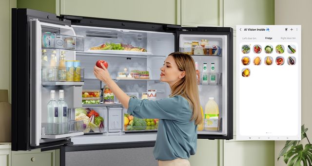 Una mujer toma una fruta de un refrigerador Bespoke AI con la pantalla de inventario a un lado