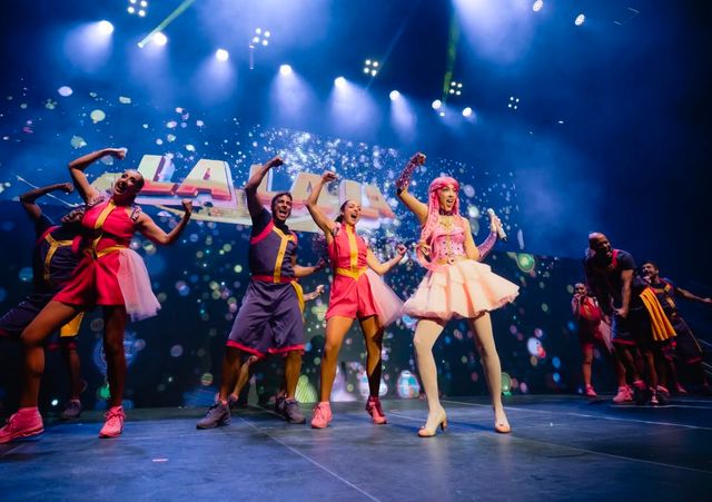 Luli Pampín y sus bailarines en el escenario bajo luces azules