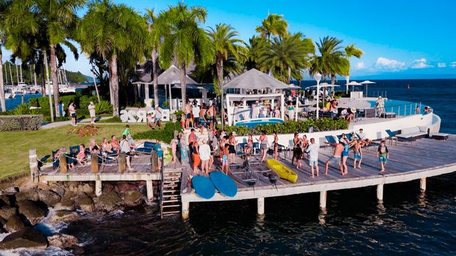 Tripulaciones e invitados en los Après Sail Dock Games