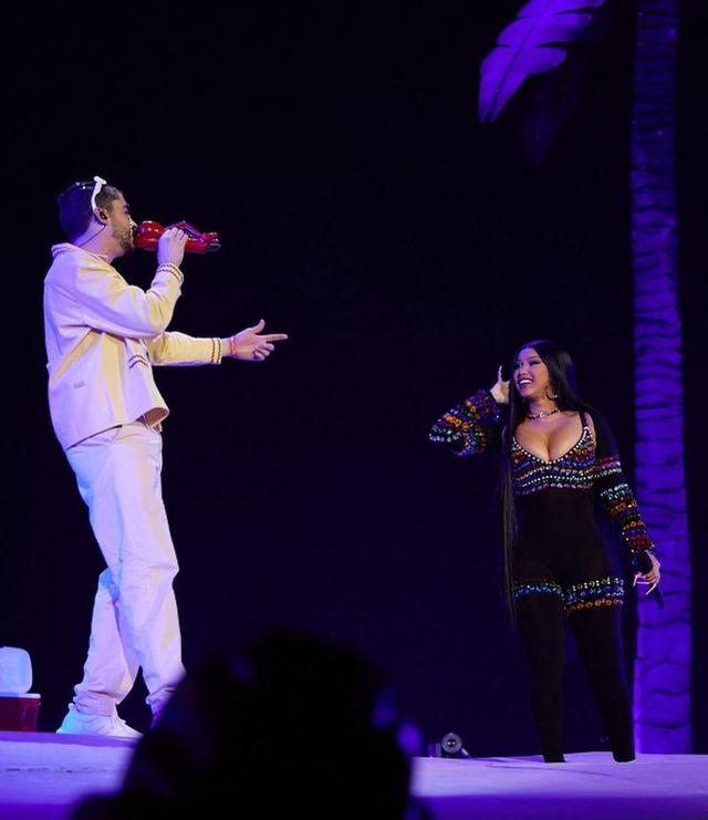 Cardi B le roba el show a Bad Bunny