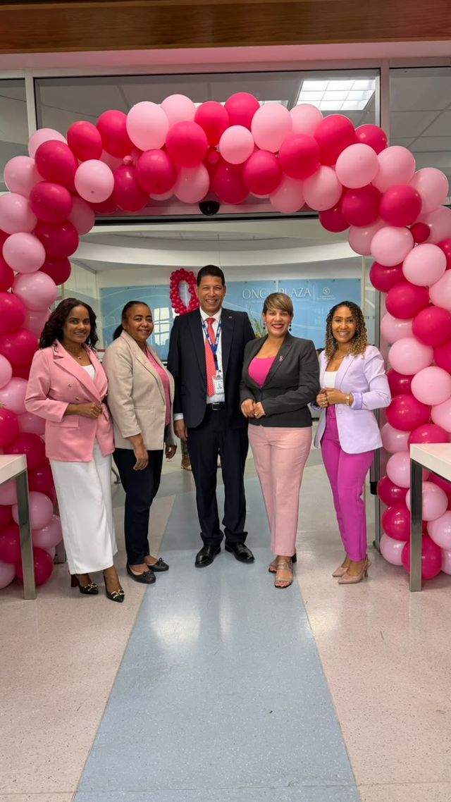 Representantes de RADONIC y Onco Plaza bajo un arco de globos rosados