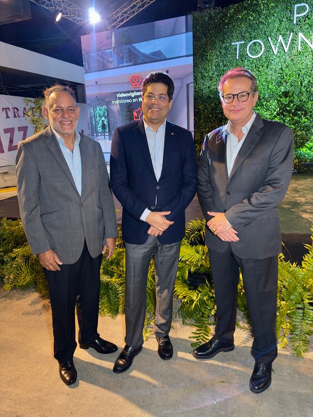 Jaime González, Rafael Izquierdo y Raúl Rizek en la apertura