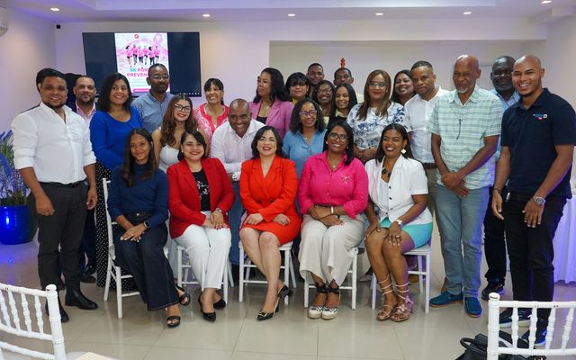 Periodistas y comunicadores de San Cristóbal posan en grupo tras la conferencia sobre libertad de expresión