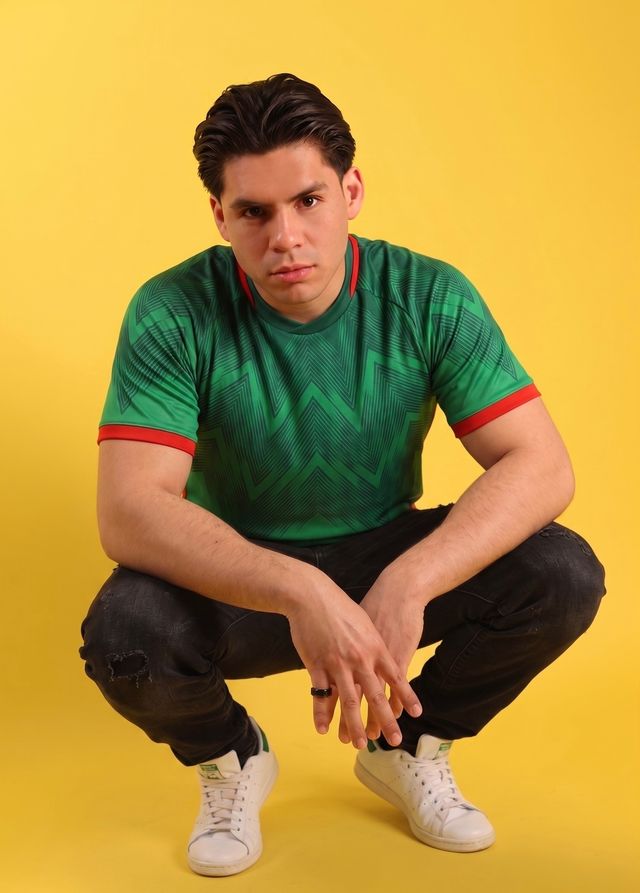 Joshua León, en cuclillas, con la camiseta verde de México