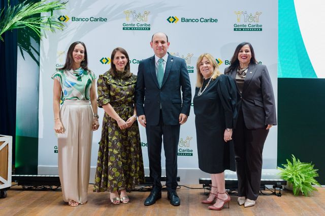 María Teresa Sangiovanni, Ana Lluberes de Del Toro, Edgar del Toro, Jacqueline Herrera y Francesca Luna en Gente Caribe Sin Barreras