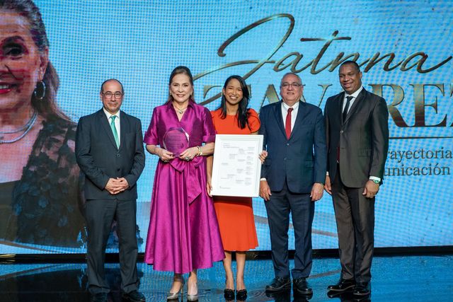Valeri V. Cordón, Jatnna Tavárez, Miguelina Valenzuela, Hugo Montoya y Wagner Paniagua en la tarima