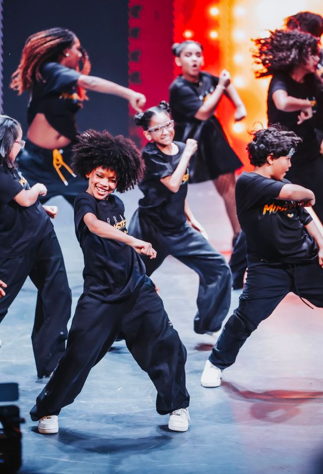 Niñas y jóvenes de Núcleo Extremo bailan en el escenario