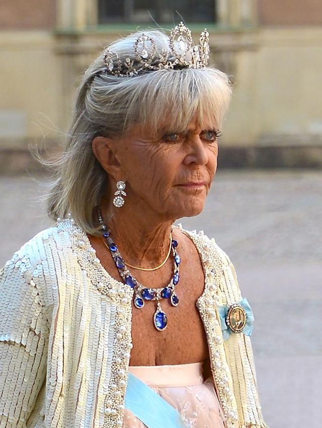 La princesa Birgitta de Suecia camina hacia la capilla del Palacio Real de Estocolmo en la boda de la princesa Magdalena en 2013