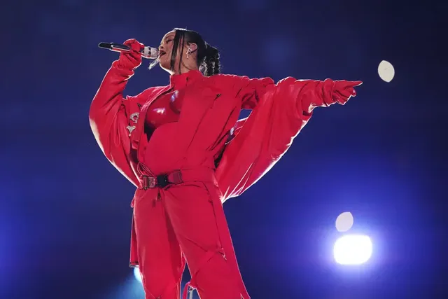 Rihanna aprovechó el Super Bowl para anunciar embarazo