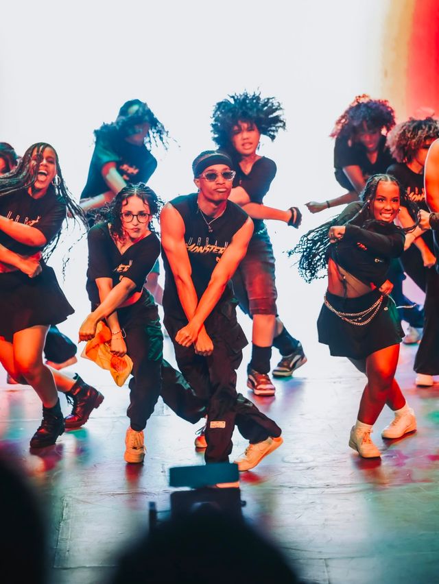 Bailarines de Núcleo Extremo en plena coreografía a contraluz