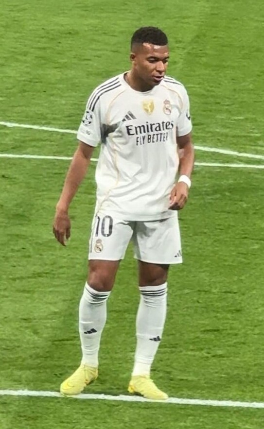 Kylian Mbappé, con la camiseta blanca número 10 del Real Madrid, en la cancha durante un partido de Champions League