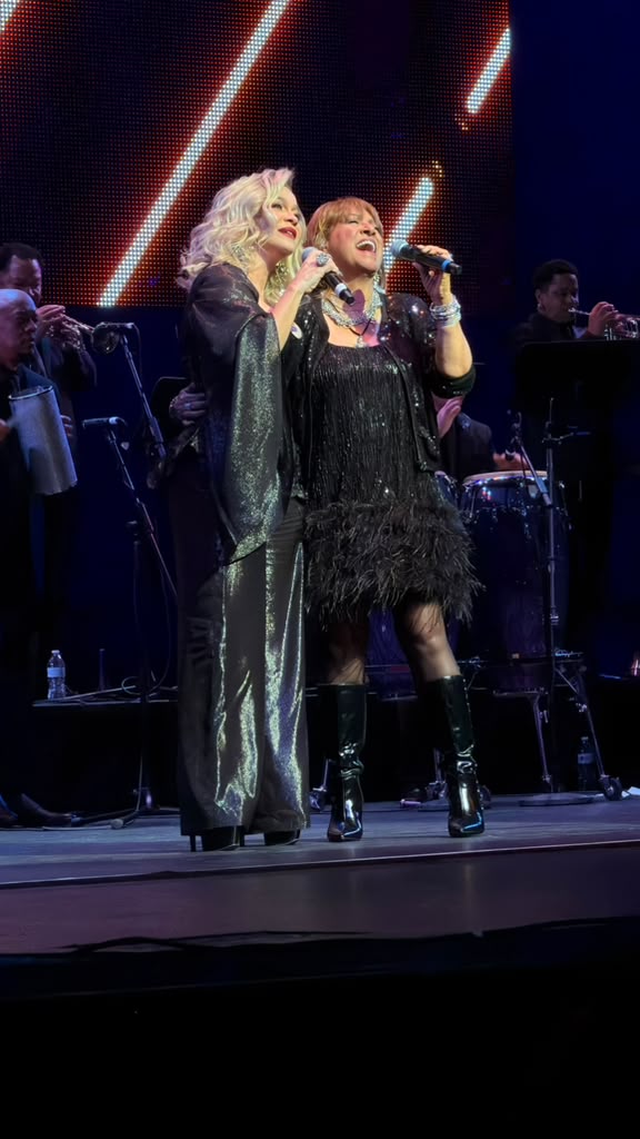 Miriam Cruz y Milly Quezada comparten el escenario con la orquesta al fondo