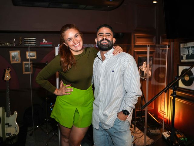 Cheche Quijada y Sarah Camille frente a la tarima