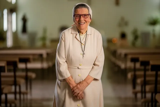 Sor María Carmen Veiga Castiñeira, de hábito claro, en el interior de una capilla
