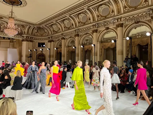 Carolina Herrera moderniza el estilo de la emperatriz Sisi para el otoño