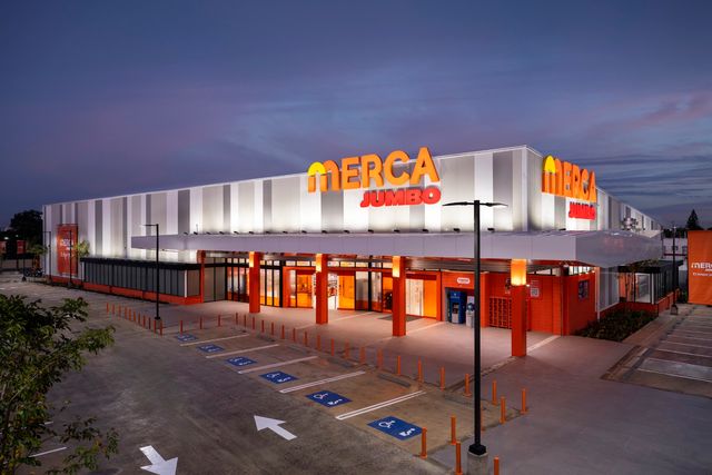 Fachada iluminada de Merca Jumbo La Romana, la sucursal número 11 de la cadena