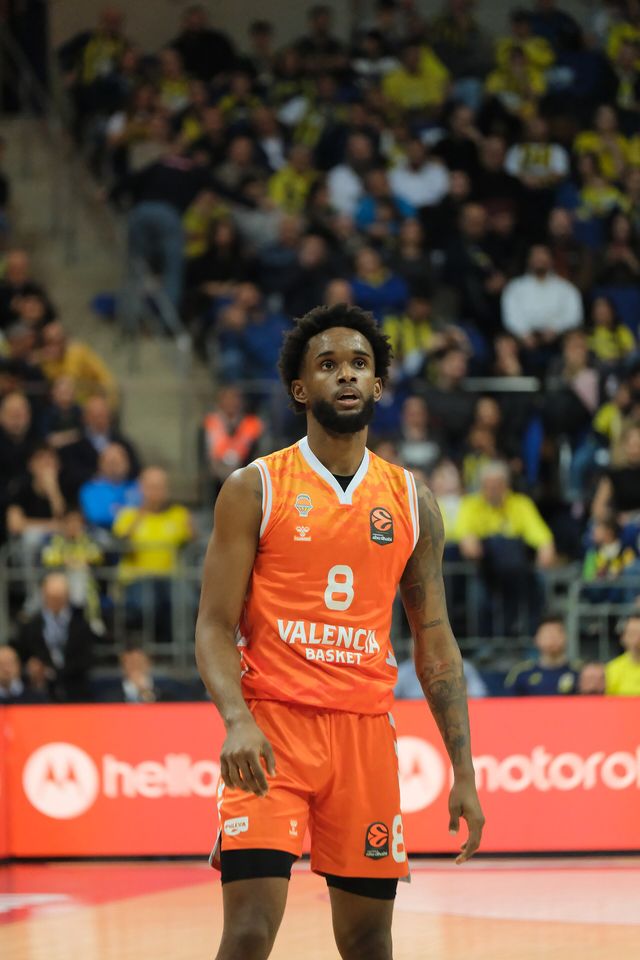 Jean Montero con el uniforme naranja número 8 del Valencia Basket en un partido de la Euroliga