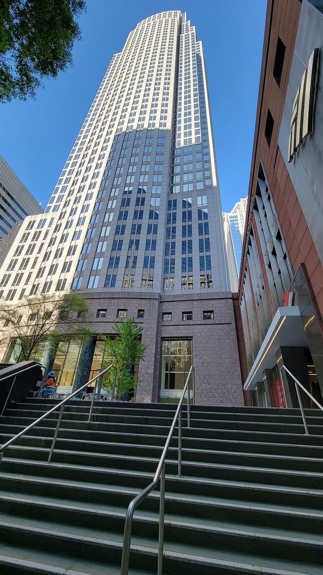 Torre del Bank of America Corporate Center vista desde su base en Charlotte, Carolina del Norte