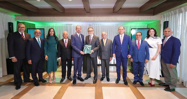 Miembros del Consejo de Administración de Banco Caribe junto a Edmundo Aja