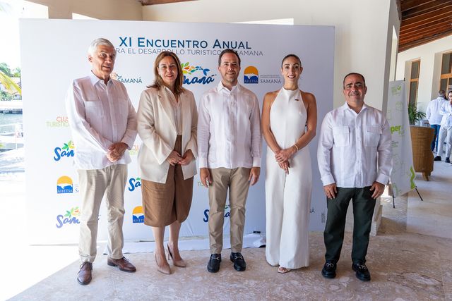 Juan Bancalari, Birgitt Heinsen, Javier Lara, Fernanda Tovar Galindo y Abelardo Melgen posan ante el panel del XI Encuentro Anual en Puerto Bahía