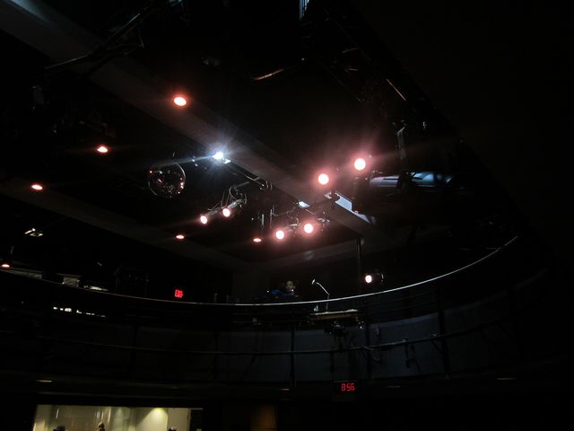 Fachada del Berklee College of Music en la calle Boylston de Boston, de noche