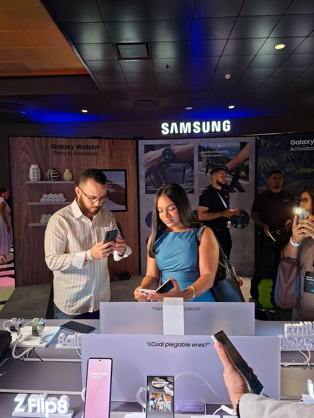 Un invitado posa con dos Galaxy Z Fold8 frente al panel «Para disfrutar más»