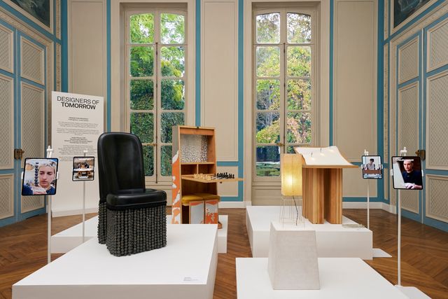 Sala del Hôtel de Maisons en París con las cuatro piezas de Designers of Tomorrow 2026 sobre pedestales blancos
