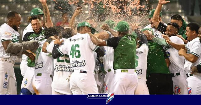 Jugadores de las Estrellas Orientales celebran en el terreno del Estadio Tetelo Vargas un triunfo de la temporada 2025-26