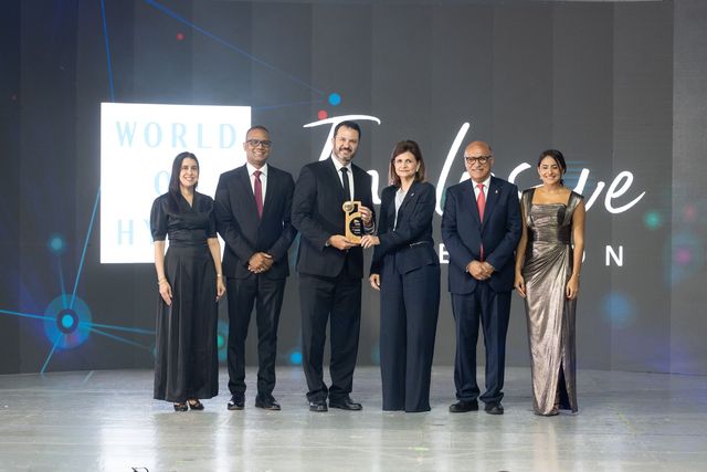 Ejecutivos de Hyatt Inclusive Collection reciben el Gran Premio de manos de la vicepresidenta Raquel Peña