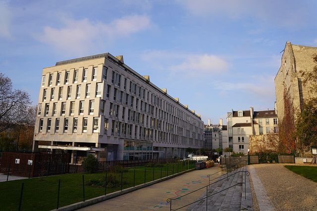El edificio principal de la Cité internationale des arts, en París, con su jardín al frente