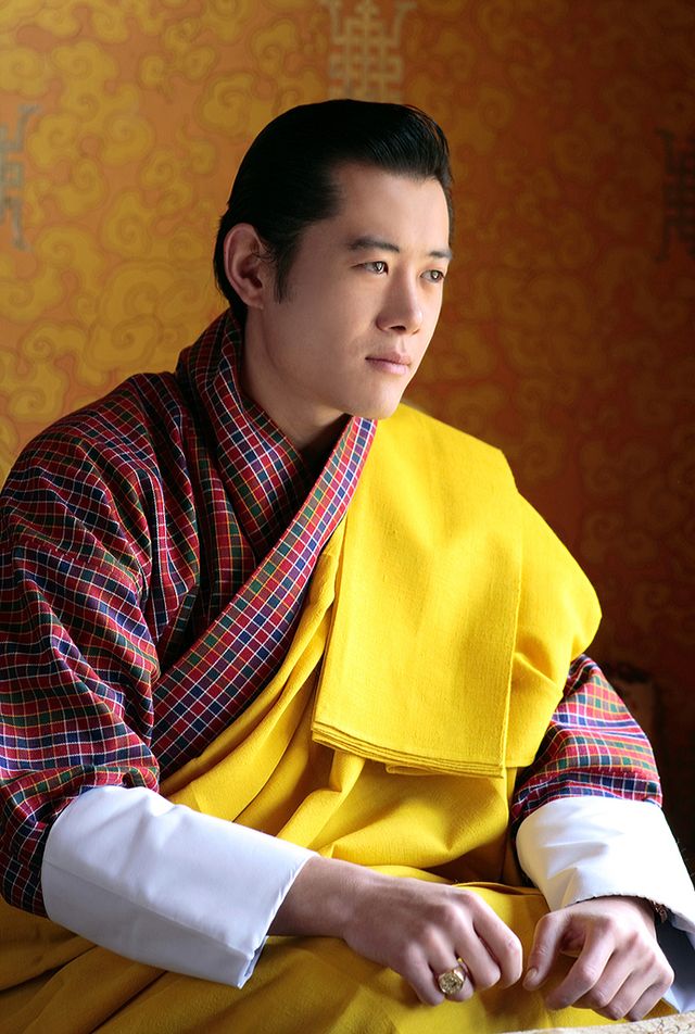 El rey Jigme Khesar Namgyel Wangchuck de Bután, con el traje tradicional butanés, en un retrato de la casa real de 2007