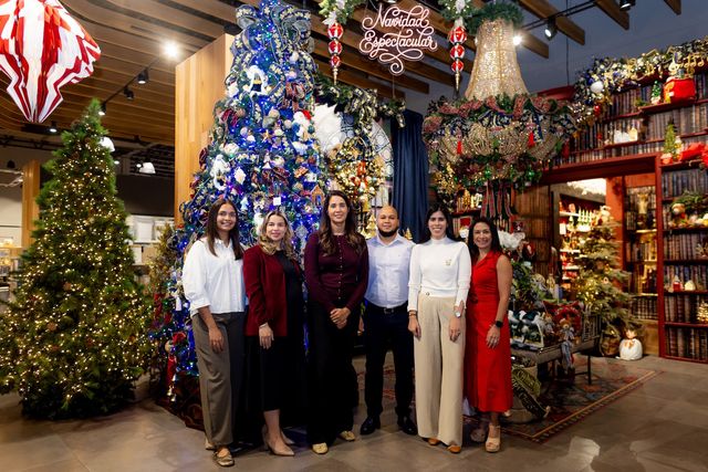 Juliette López González, Karla Agramonte, Paola Collado, Jhonel Paulino, María de Lourdes Herrera y Fayse Rizek junto a los árboles de Navidad de Casa Cuesta