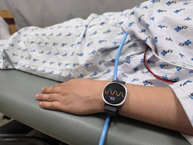 Paciente con un Galaxy Watch en la muñeca durante una prueba clínica
