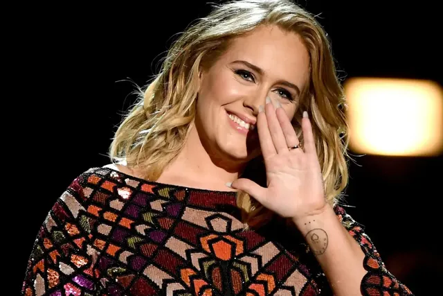 Adele celebró un Emmy al natural (+fotos)