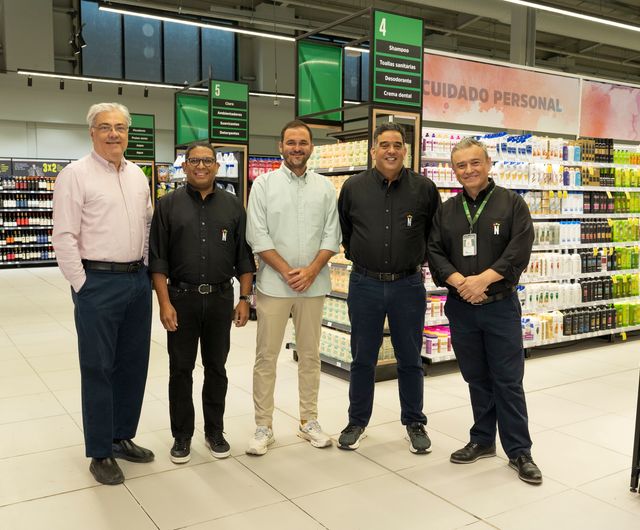 Santiago Cuadra, Omar Encarnación, Avelino Cuadra, Celso Portela y Juan Carlos Marín en la apertura de Supermercados Nacional Jarabacoa