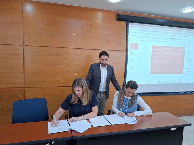 Firma de documentos durante el encuentro de la UNESCO y Samsung