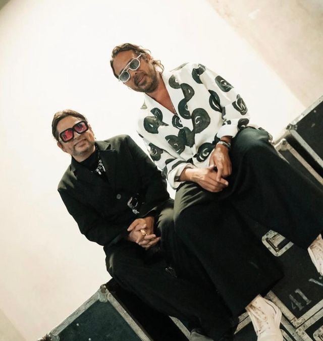 Servando y Florentino sentados sobre cajas de equipo de gira