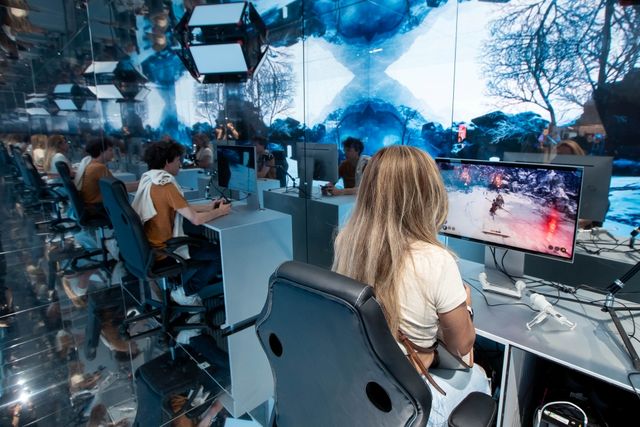 Asistentes prueban monitores Samsung Odyssey en un evento de videojuegos