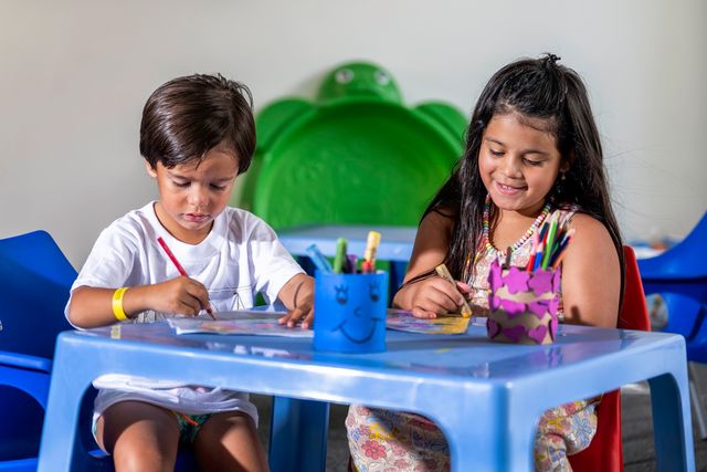Dos niños dibujan en el Club de Niños de Viva Heavens