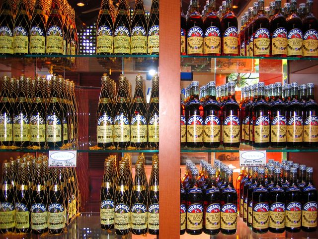 Estantes llenos de botellas de ron Brugal en una tienda de República Dominicana