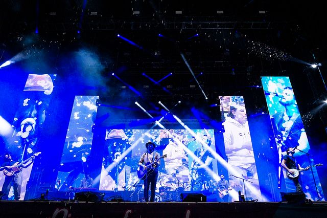 Morat en concierto en Ciudad de México, con pantallas gigantes y luces azules sobre la tarima