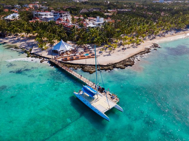 Vista aérea de un catamarán junto al muelle de Viva Dominicus Palace en Bayahibe
