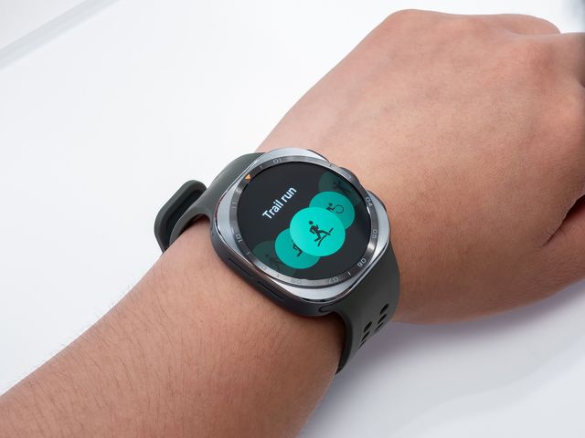Un Galaxy Watch Ultra2 en la muñeca de un corredor